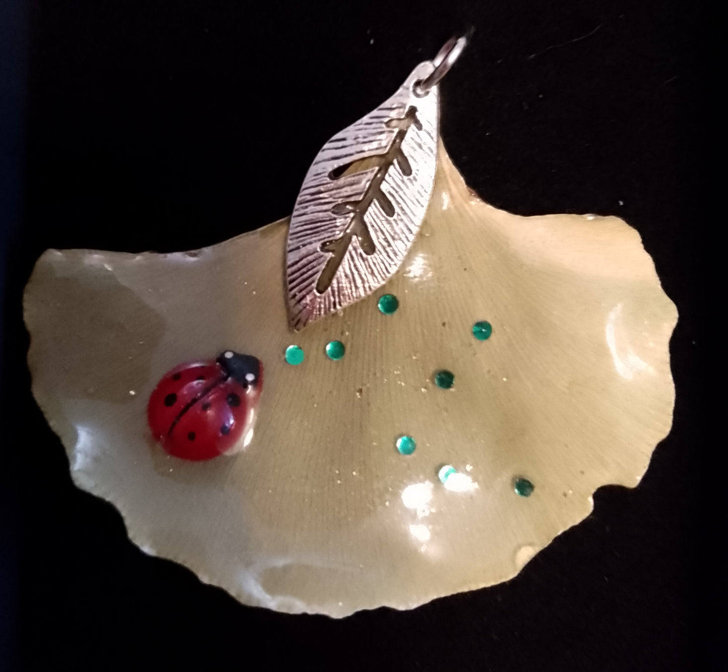 Ginkgo biloba et sa coccinelle en pendentif