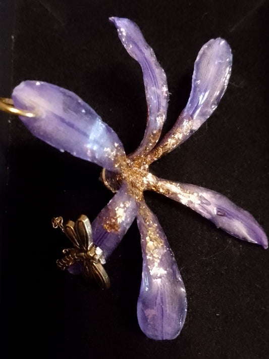 Fleur d'agapanthe et son coeur doré en pendentif