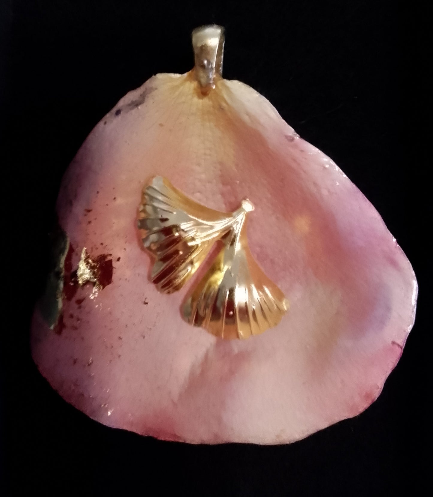 Pétale de rose et son coeur de ginkgo en pendentif