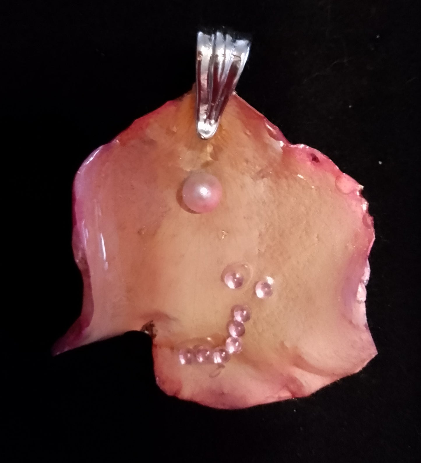 Pétale de rose et son petit trésor en pendentif