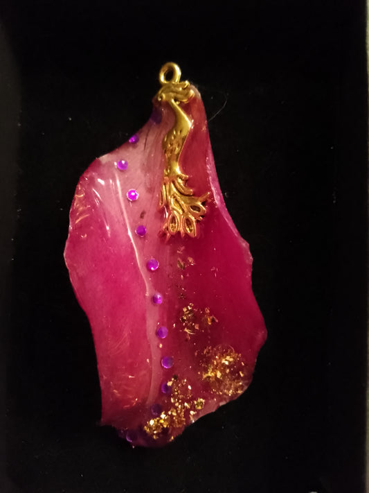 Rose et son paon doré en pendentif