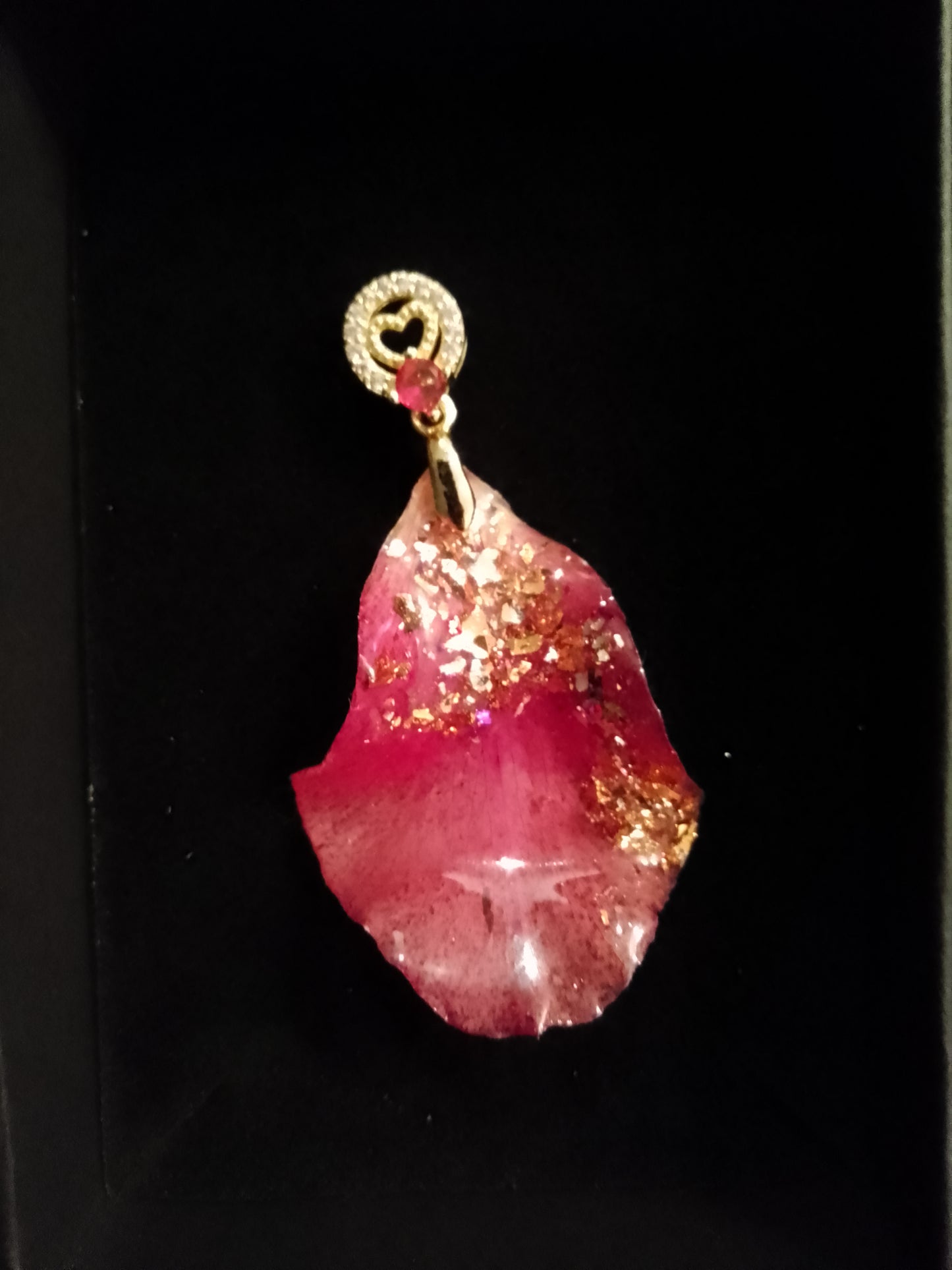 Rose pailletée en pendentif